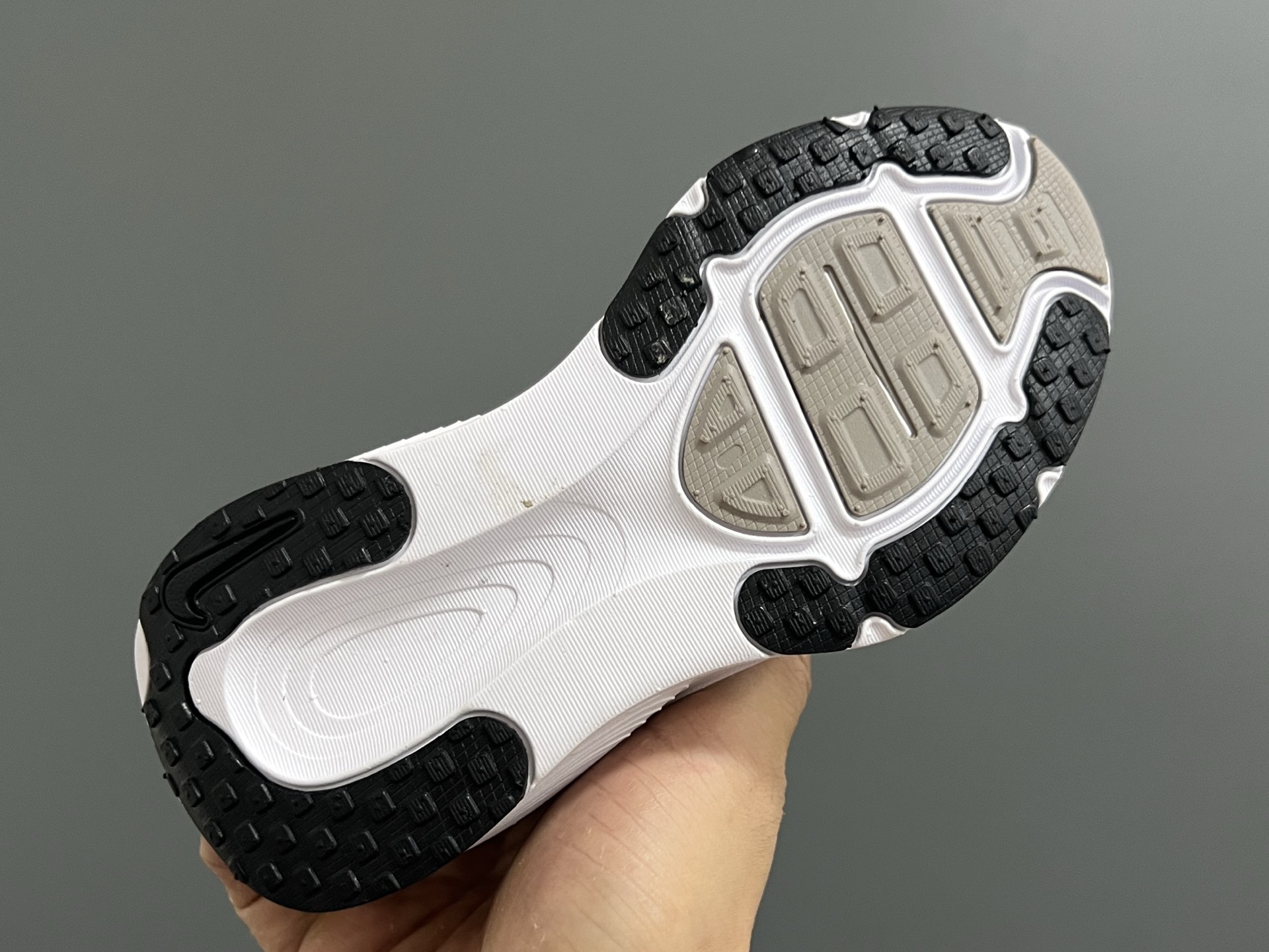 これを逃す手はない クッション性 走りやすい キッズシューズ スニーカー