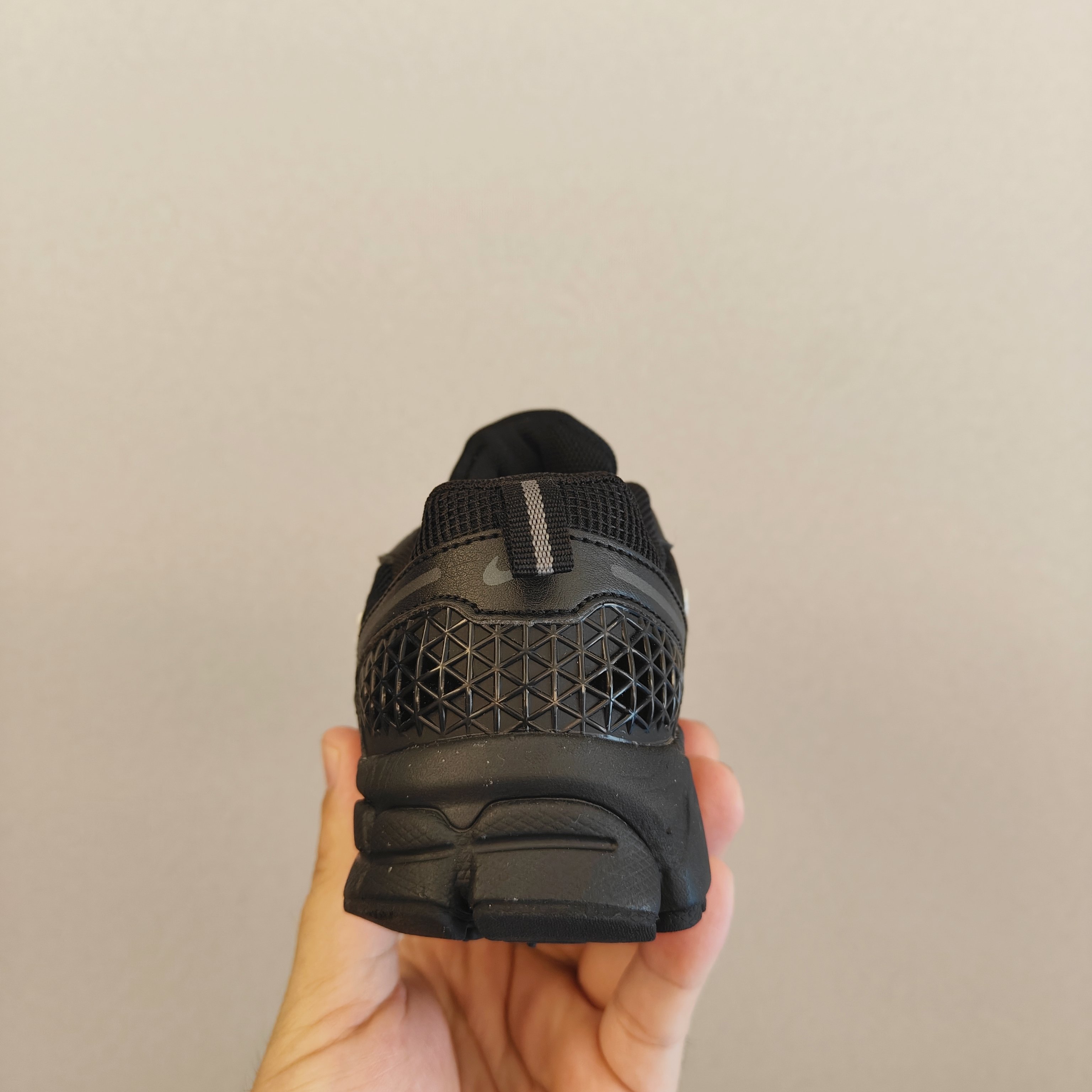 トレンド感のある 足にぴったりフィット メッシュ素材 着脱簡単 キッズ シューズ
